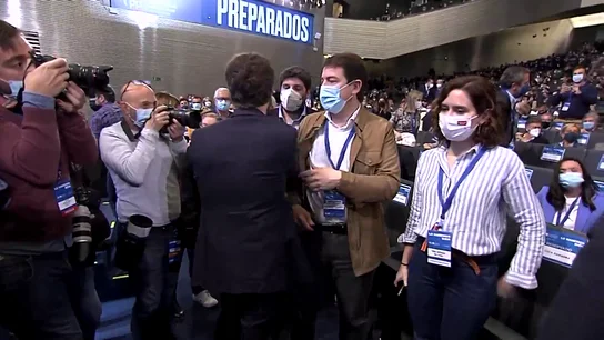 El momento del incómodo saludo de Pablo Casado a Isabel Díaz Ayuso en el congreso del PP El momento del incómodo saludo de Pablo Casado a Isabel Díaz Ayuso en el congreso del PP