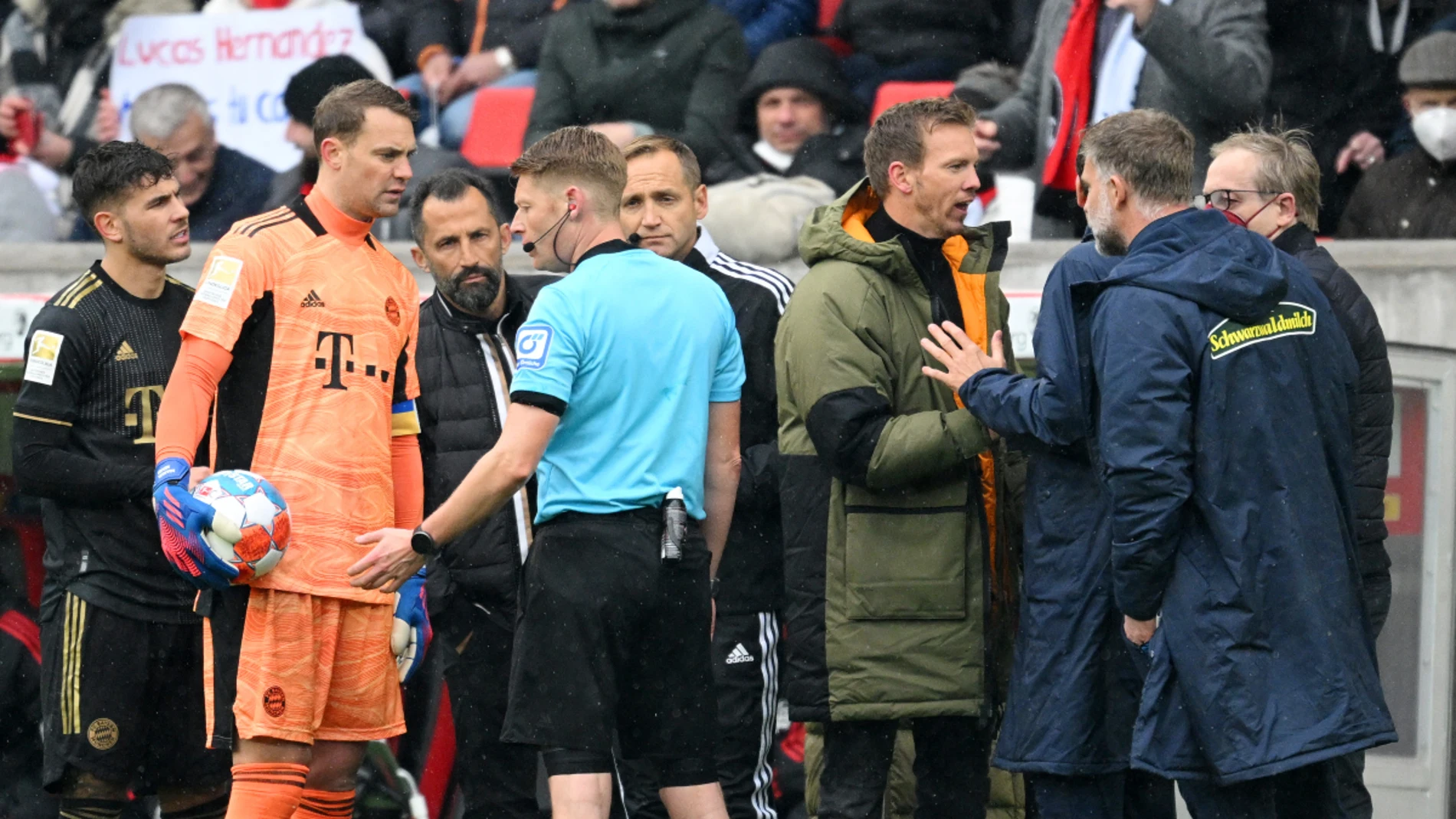 Manuel Neuer charla con el árbitro del Friburgo - Bayern