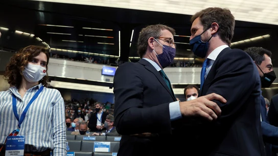 Alberto Núñez Feijóo, nuevo presidente del PP, saluda a Pablo Casado ante la atenta mirada de Isabel Díaz Ayuso. Alberto Núñez Feijóo, nuevo presidente del PP, saluda a Pablo Casado ante la atenta mirada de Isabel Díaz Ayuso.