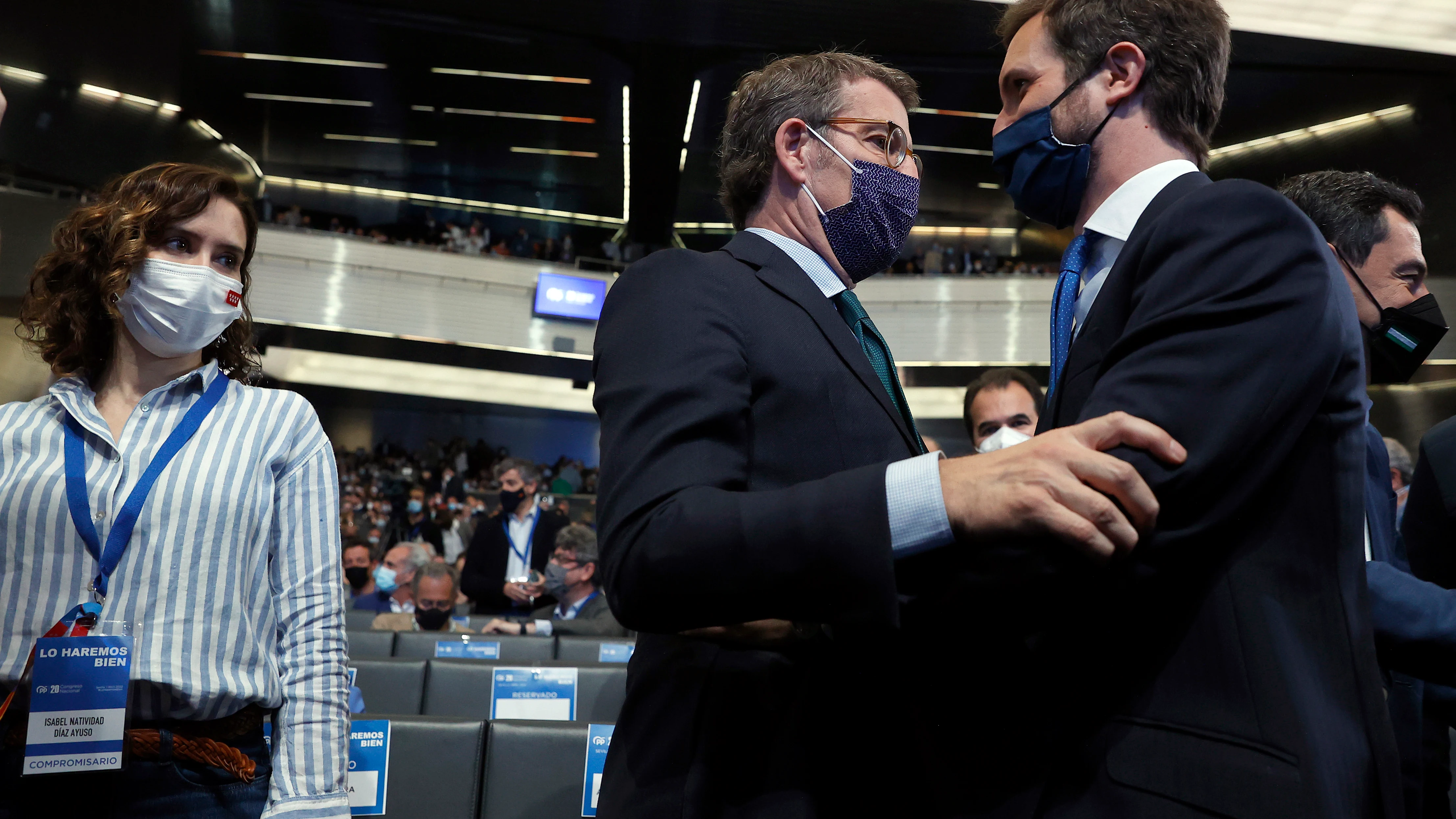 Alberto Núñez Feijóo, nuevo presidente del PP, saluda a Pablo Casado ante la atenta mirada de Isabel Díaz Ayuso.