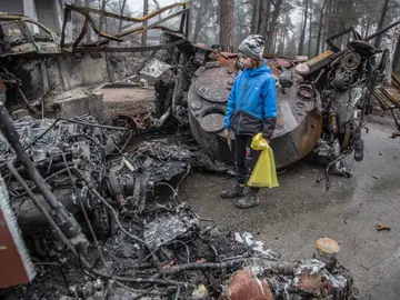 Un chico observa los escombros que han dejado las tropas rusas en Kiev