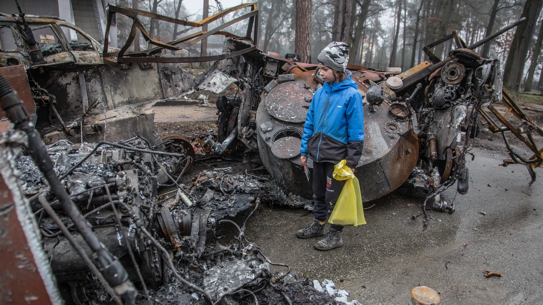 Un chico observa los escombros que han dejado las tropas rusas en Kiev