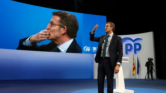 Alberto Núñez Feijóo lanza besos al público durante el Congreso del PP Alberto Núñez Feijóo lanza besos al público durante el Congreso del PP