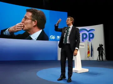 Alberto Núñez Feijóo lanza besos al público durante el Congreso del PP
