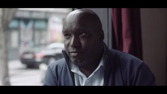 Emile explica por qué cuenta cómo sobrevivió al genocidio de Ruanda aunque le duela: "Tengo un deber moral, ver a Ucrania me mata" Emile explica por qué cuenta cómo sobrevivió al genocidio de Ruanda aunque le duela: "Tengo un deber moral, ver a Ucrania me mata"