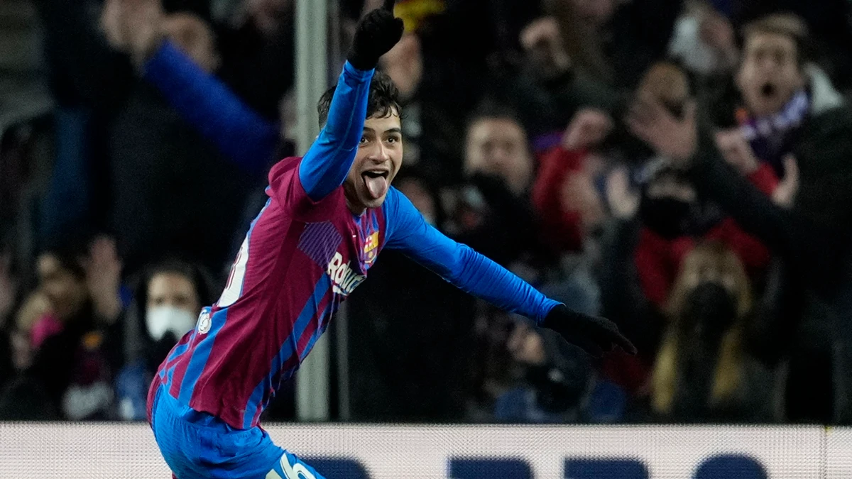 Pedri celebra un gol con el Barça