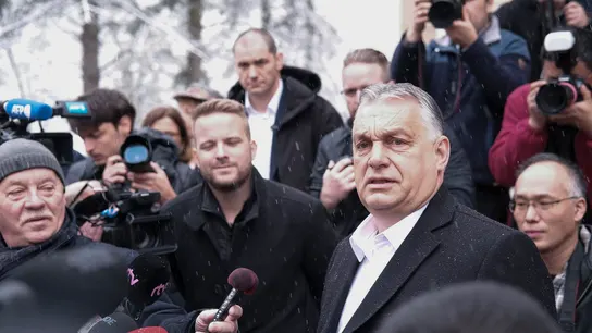 El primer ministro húngaro, Viktor Orbán, después de votar hoy en un colegio electoral en una zona residencial de Budapest. El primer ministro húngaro, Viktor Orbán, después de votar hoy en un colegio electoral en una zona residencial de Budapest.