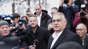  El primer ministro húngaro, Viktor Orbán, después de votar hoy en un colegio electoral en una zona residencial de Budapest.
