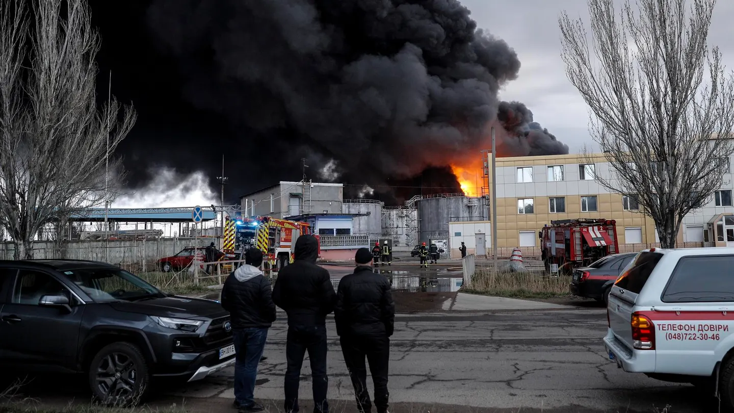 Tres columnas de humo se elevan en lugar donde se encuentra una refinería de petroleo en la ciudad ucrania de Odesa, después de que se escucharan fuertes explosiones sobre las seis de la mañana hora local. Tres columnas de humo se elevan en lugar donde se encuentra una refinería de petroleo en la ciudad ucrania de Odesa, después de que se escucharan fuertes explosiones sobre las seis de la mañana hora local.