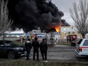 Tres columnas de humo se elevan en lugar donde se encuentra una refinería de petroleo en la ciudad ucrania de Odesa, después de que se escucharan fuertes explosiones sobre las seis de la mañana hora local.