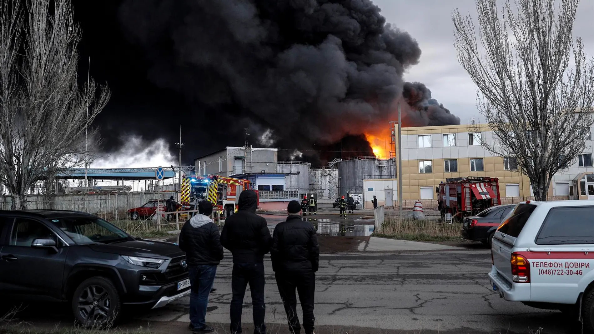 Tres columnas de humo se elevan en lugar donde se encuentra una refinería de petroleo en la ciudad ucrania de Odesa, después de que se escucharan fuertes explosiones sobre las seis de la mañana hora local.