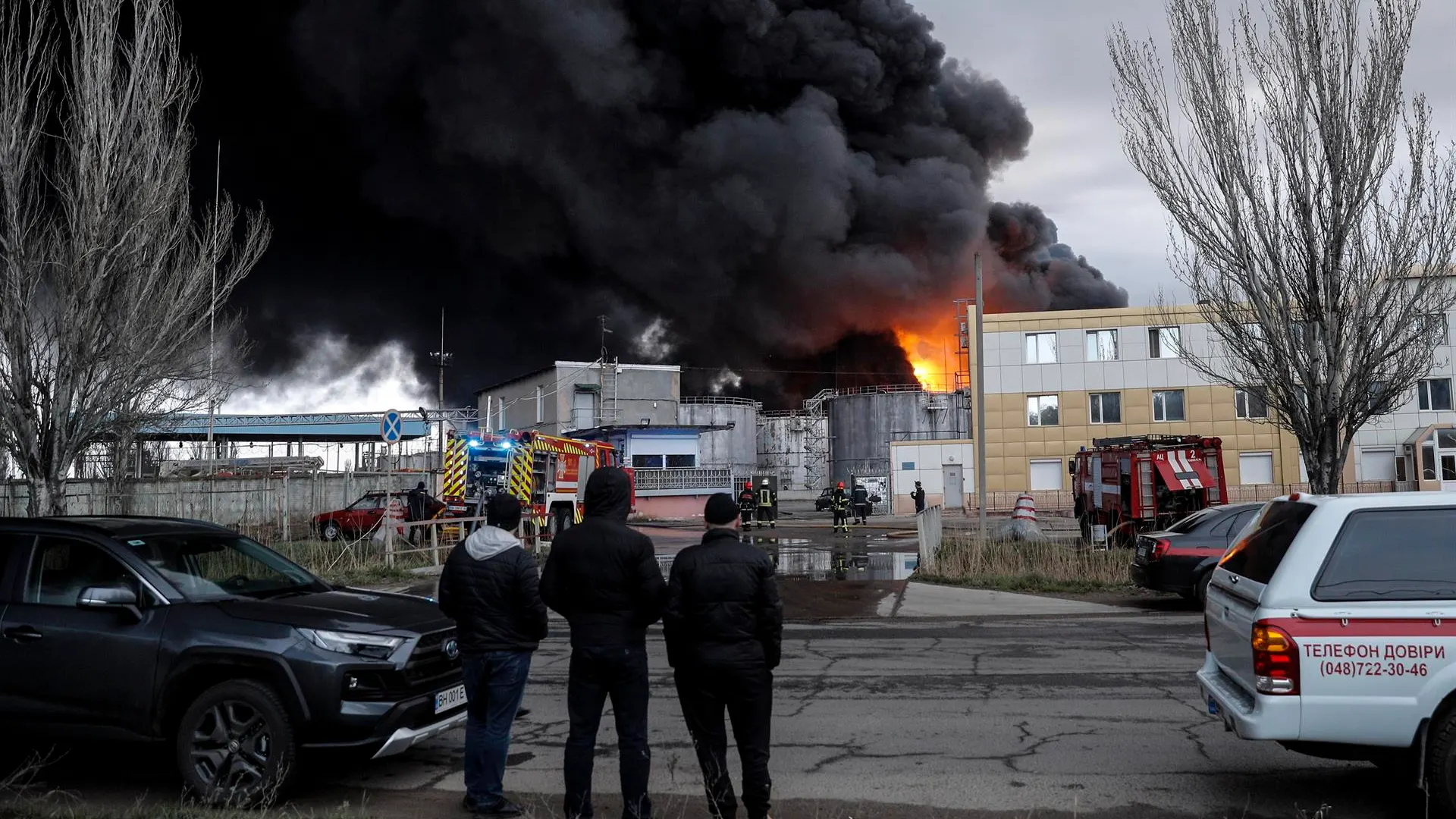 Tres columnas de humo se elevan en lugar donde se encuentra una refinería de petroleo en la ciudad ucrania de Odesa, después de que se escucharan fuertes explosiones sobre las seis de la mañana hora local.