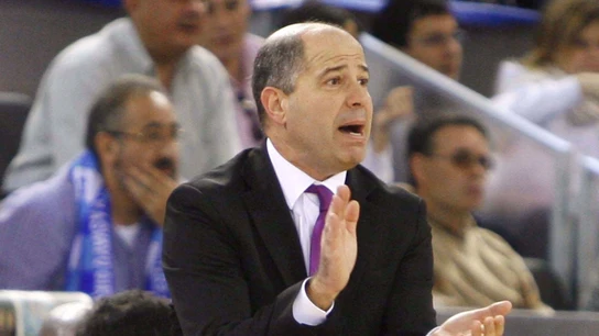 Javier Imbroda, dirigiendo un partido Javier Imbroda, dirigiendo un partido