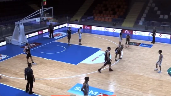 Surrealistas imágenes en un partido de baloncesto en Malta Surrealistas imágenes en un partido de baloncesto en Malta
