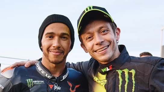 Lewis Hamilton y Valentino Rossi Lewis Hamilton y Valentino Rossi