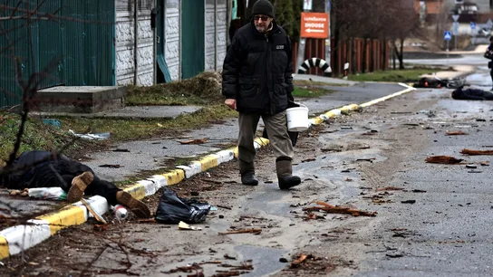 Vasily, de 55 años, pasa junto al cuerpo de un pariente, que según él fue asesinado por soldados del ejército ruso, en Bucha. Crímenes de guerra