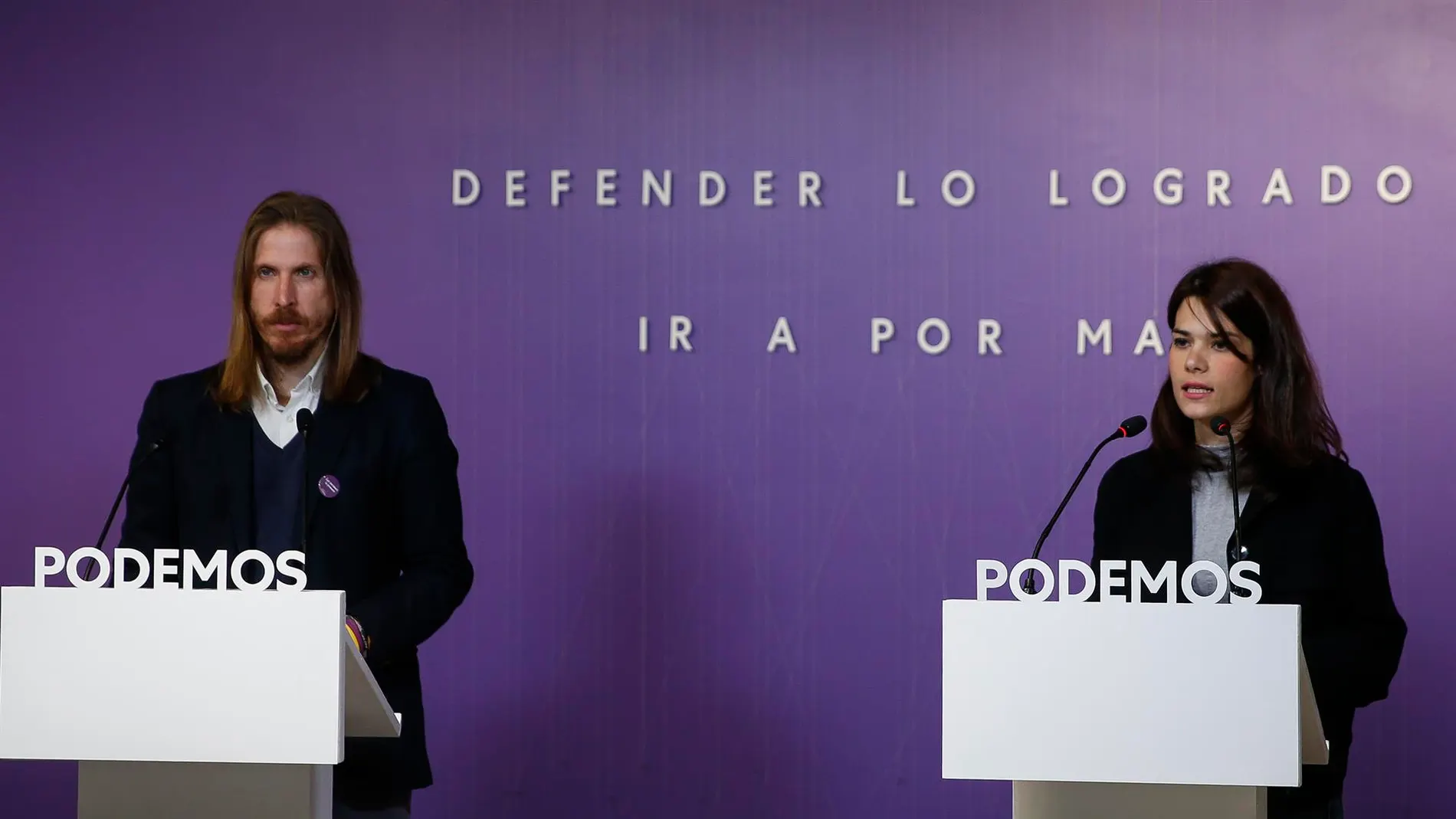 Los portavoces de Unidas Podemos Isa Serra y Pablo Fernández durante la rueda de prensa ofrecida este lunes en la sede del partido.