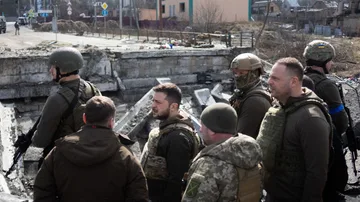 Volodímir Zelenski visita Bucha después de la masacre.