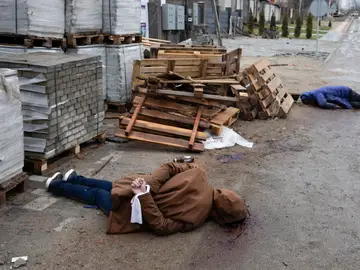 Cadáveres maniatados en las calles de Bucha, al norte de Kiev (Ucrania)