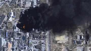 Una imagen satelital muestra tanques de almacenamiento de petróleo en llamas en Chernihiv
