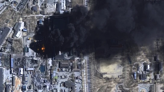 Una imagen satelital muestra tanques de almacenamiento de petróleo en llamas en Chernihiv Una imagen satelital muestra tanques de almacenamiento de petróleo en llamas en Chernihiv