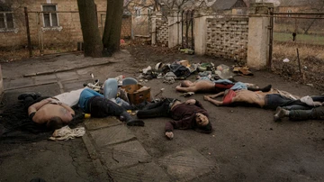 Cuerpos sin vida de hombres, algunos con las manos atadas a la espalda, yacen en el suelo en Bucha, Ucrania, el domingo 3 de abril de 2022. Periodistas de Associated Press en Bucha, una pequeña ciudad al noroeste de Kiev, vieron los cuerpos de al menos nueve personas. vestidos de civil que parecían haber sido asesinados a quemarropa. Al menos dos tenían las manos atadas a la espalda. (Foto AP/Vadim Ghirda)