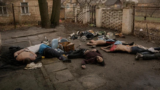 Cuerpos sin vida de hombres, algunos con las manos atadas a la espalda, yacen en el suelo en Bucha, Ucrania, el domingo 3 de abril de 2022. Periodistas de Associated Press en Bucha, una pequeña ciudad al noroeste de Kiev, vieron los cuerpos de al menos nueve personas. vestidos de civil que parecían haber sido asesinados a quemarropa. Al menos dos tenían las manos atadas a la espalda. (Foto AP/Vadim Ghirda) Invasión rusa de Ucrania