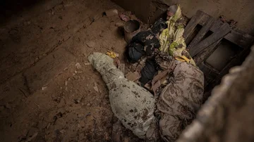 Cuerpos de los civiles asesinados por las fuerzas rusas, según los residentes, arrojados a un pozo en Bucha, Ucrania.