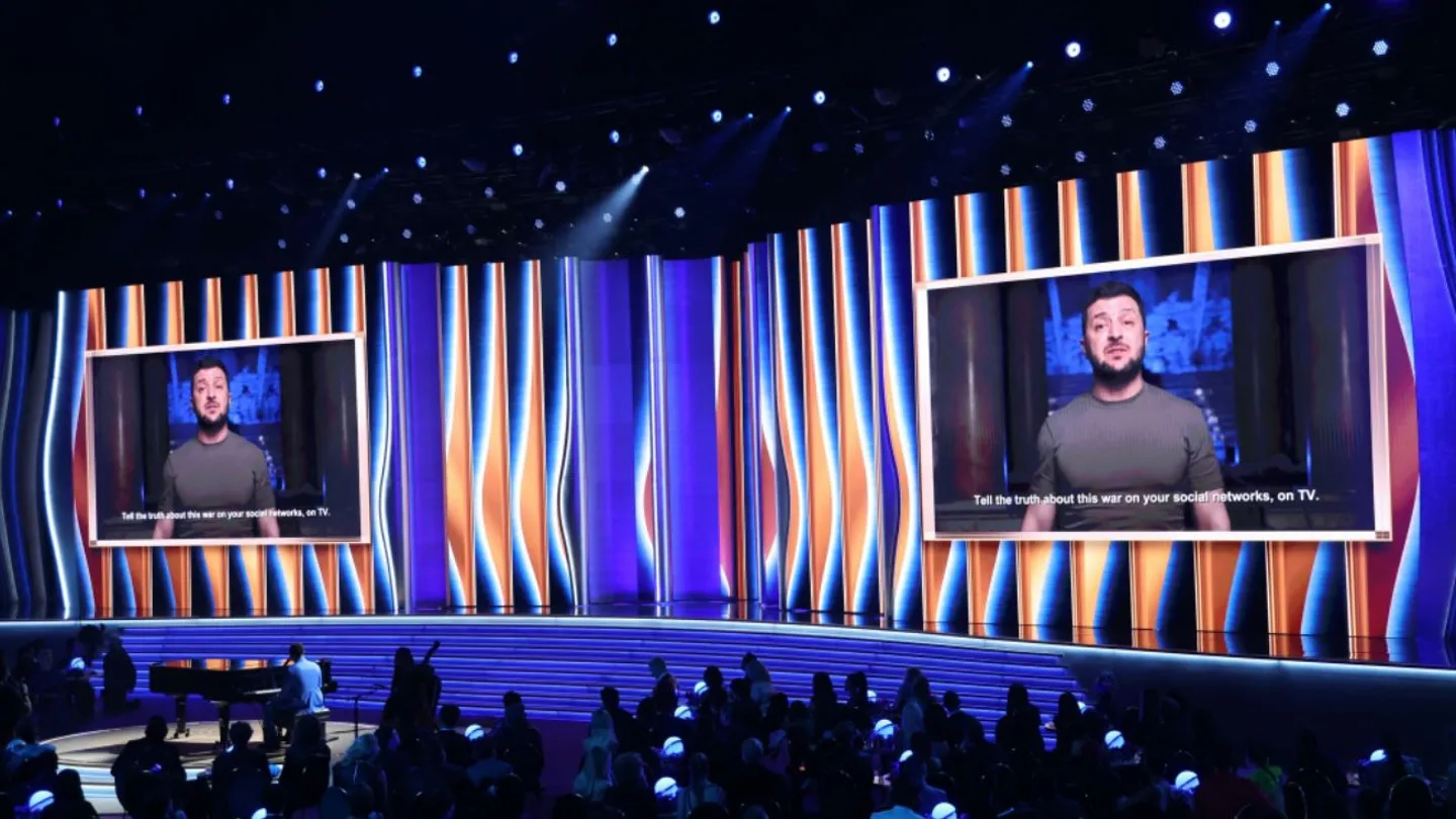 Zelenski sorprende en la gala de los Grammy Zelenski sorprende en la gala de los Grammy
