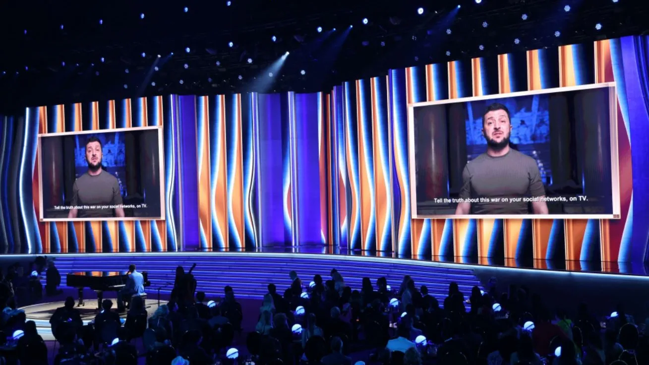 Zelenski sorprende en la gala de los Grammy
