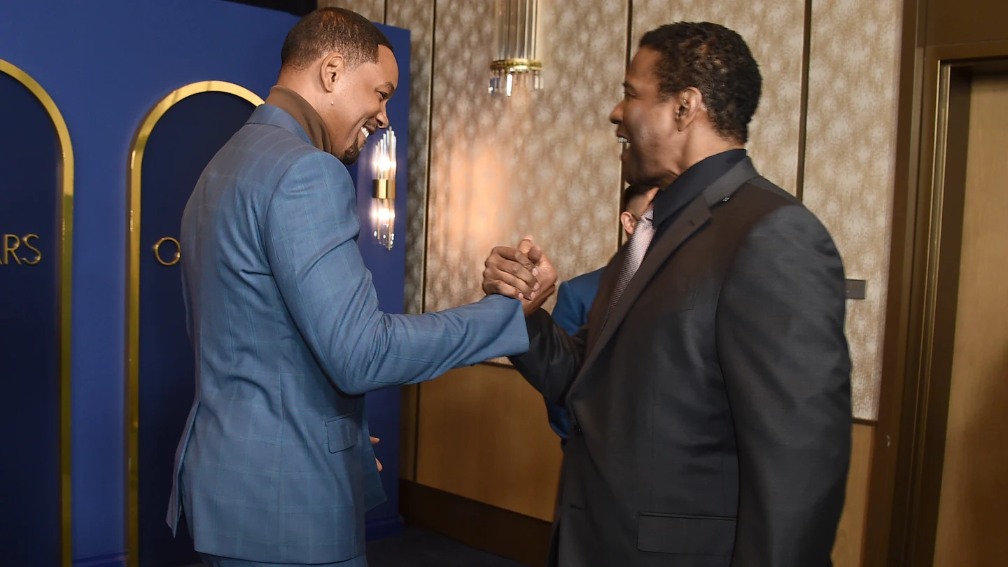 Washington y Smith se saludan momentos antes de la gala de los Óscar, el pasado 7 de marzo. Washington y Smith se saludan momentos antes de la gala de los Óscar, el pasado 7 de marzo.