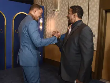 Washington y Smith se saludan momentos antes de la gala de los Óscar, el pasado 7 de marzo.