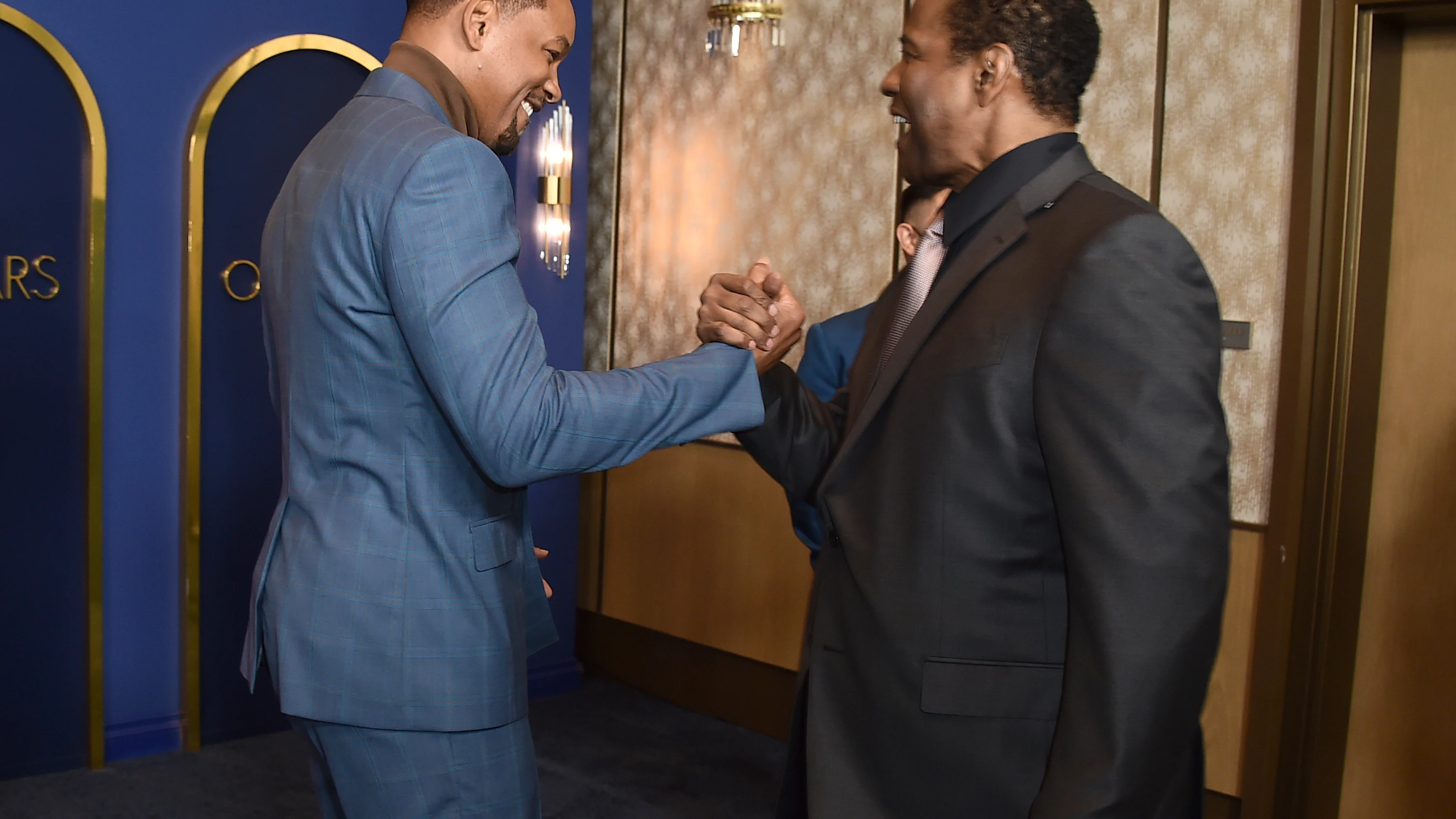 Washington y Smith se saludan momentos antes de la gala de los Óscar, el pasado 7 de marzo.