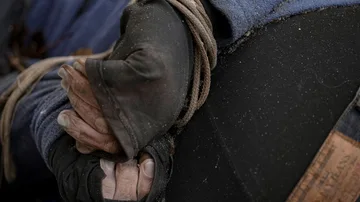 El cuerpo sin vida de un hombre con las manos atadas a la espalda yace en el pavimento en Bucha, Ucrania.