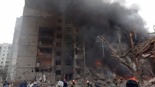 Los bomberos trabajan para extinguir un incendio en el centro de una ciudad. Los bomberos trabajan para extinguir un incendio en el centro de una ciudad.