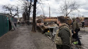 Volodímir Zelenski visita Bucha después de la masacre