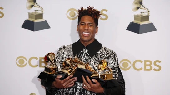 Jon Batiste posa en la sala de prensa de la 64 edición de los premios Grammy en el MGM Grand Garden Arena de Las Vegas Jon Batiste posa en la sala de prensa de la 64 edición de los premios Grammy en el MGM Grand Garden Arena de Las Vegas