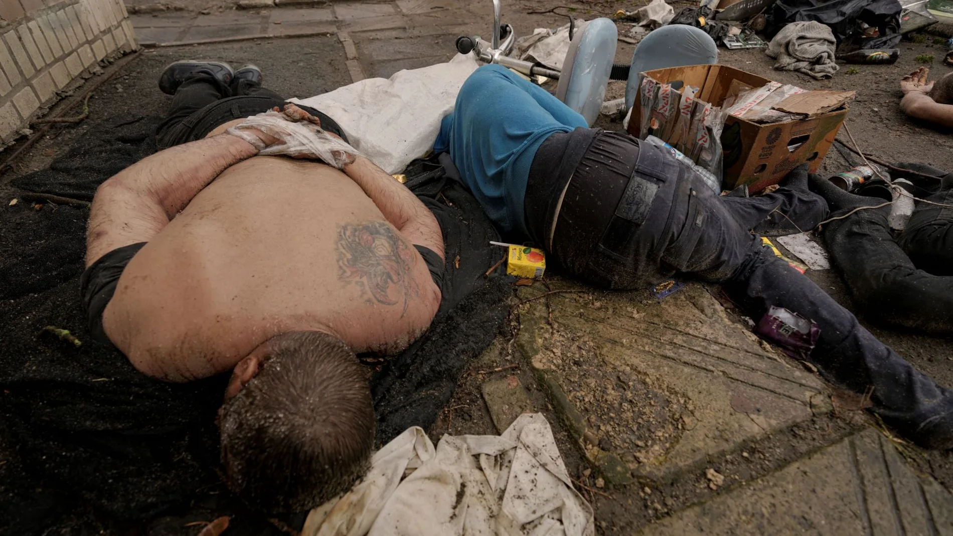 Cuerpos sin vida de hombres, con las manos atadas a la espalda, yacen en el suelo en Bucha, Ucrania.