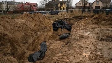 Los cuerpos yacen en una fosa común en Bucha, en las afueras de Kiev, Ucrania, el domingo 3 de abril de 2022.