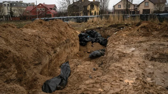 Los cuerpos yacen en una fosa común en Bucha, en las afueras de Kiev, Ucrania, el domingo 3 de abril de 2022. Crímenes de guerra