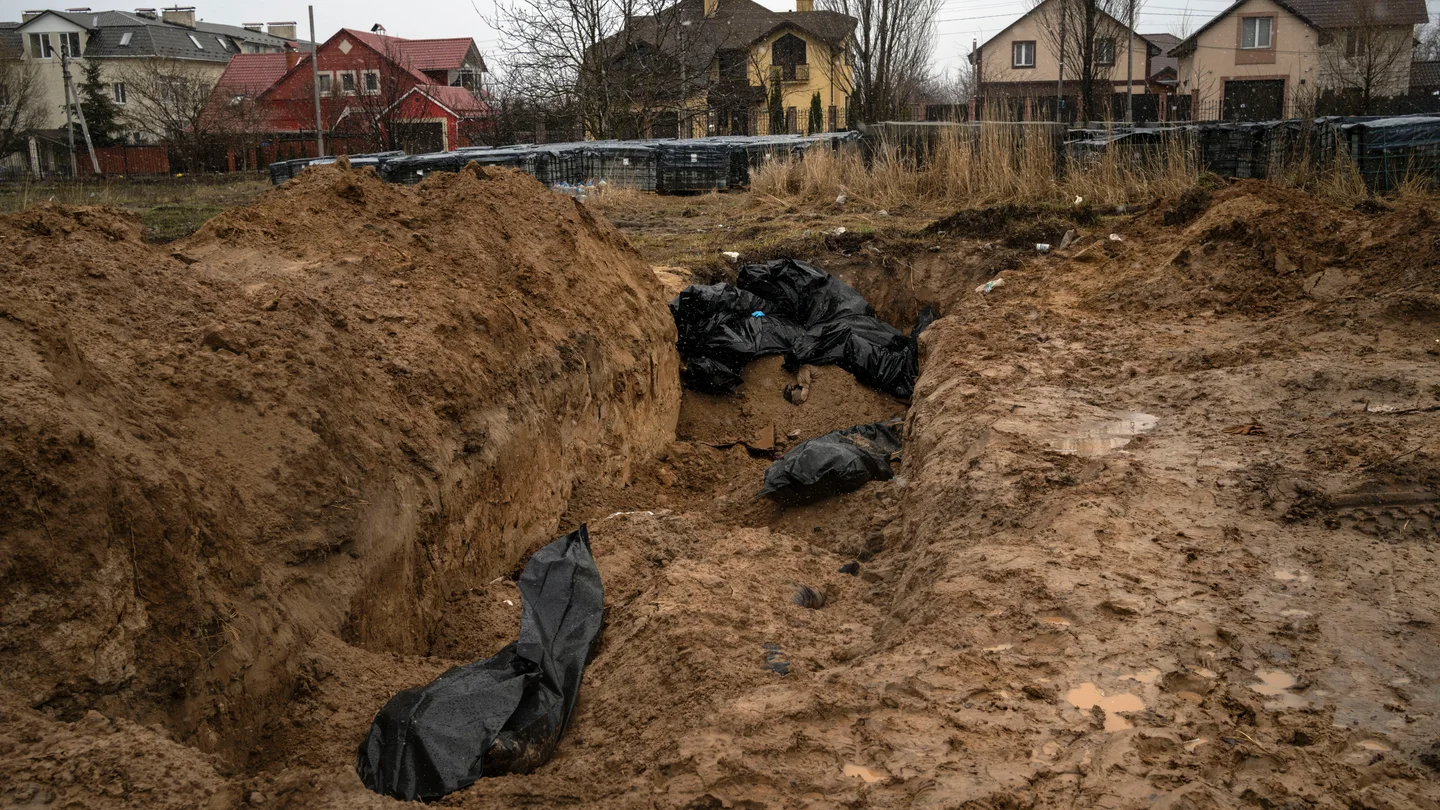 Los cuerpos yacen en una fosa común en Bucha, en las afueras de Kiev, Ucrania, el domingo 3 de abril de 2022. Crímenes de guerra