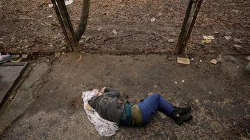 El cuerpo sin vida de un hombre yace en el suelo, en Bucha, Ucrania, el domingo 3 de abril de 2022.