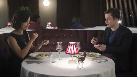 'Hang the DJ', episodio de 'Black Mirror' 'Hang the DJ', episodio de 'Black Mirror'