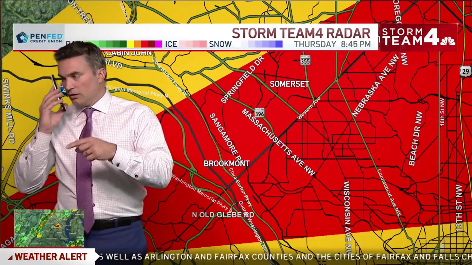 Un meteorólogo llama en directo a sus hijos para avisarles de que un tornado se dirige hacia su casa