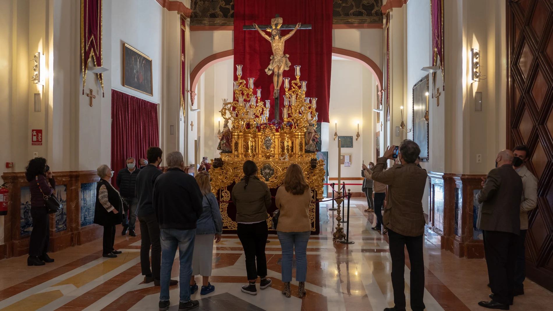 Fieles acuden a visitar a el Cristo del Cachorro y a la Virgen del Patrocinio en Sevilla el Viernes de Dolores (2021).