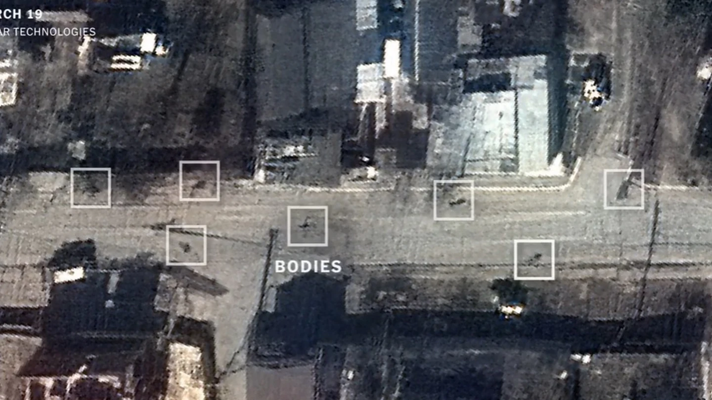 Imagen de la calle el 19 de marzo, ya con varios bultos en el suelo Imagen de la calle el 19 de marzo, ya con varios bultos en el suelo