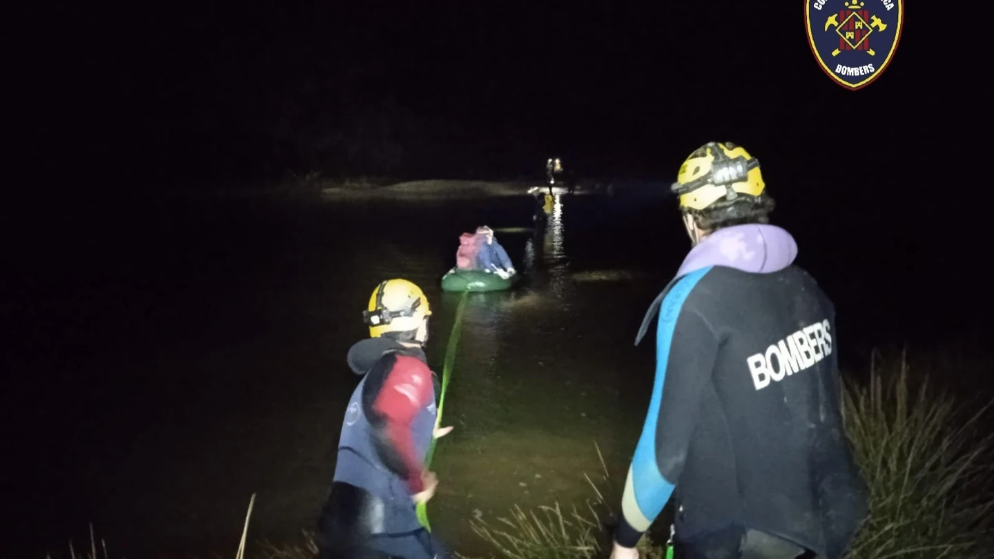El momento en el que rescatan a 12 turistas atrapados en el Torrent de Pareis (Mallorca) El momento en el que rescatan a 12 turistas atrapados en el Torrent de Pareis (Mallorca)