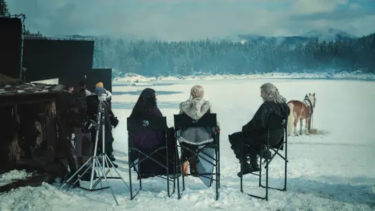 Henry Cavill, Anya Chalotra y Freya Allan durante un descanso en el rodaje de la tercera temporada de 'The Witcher' Henry Cavill, Anya Chalotra y Freya Allan durante un descanso en el rodaje de la tercera temporada de 'The Witcher'