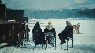 Henry Cavill, Anya Chalotra y Freya Allan durante un descanso en el rodaje de la tercera temporada de 'The Witcher'