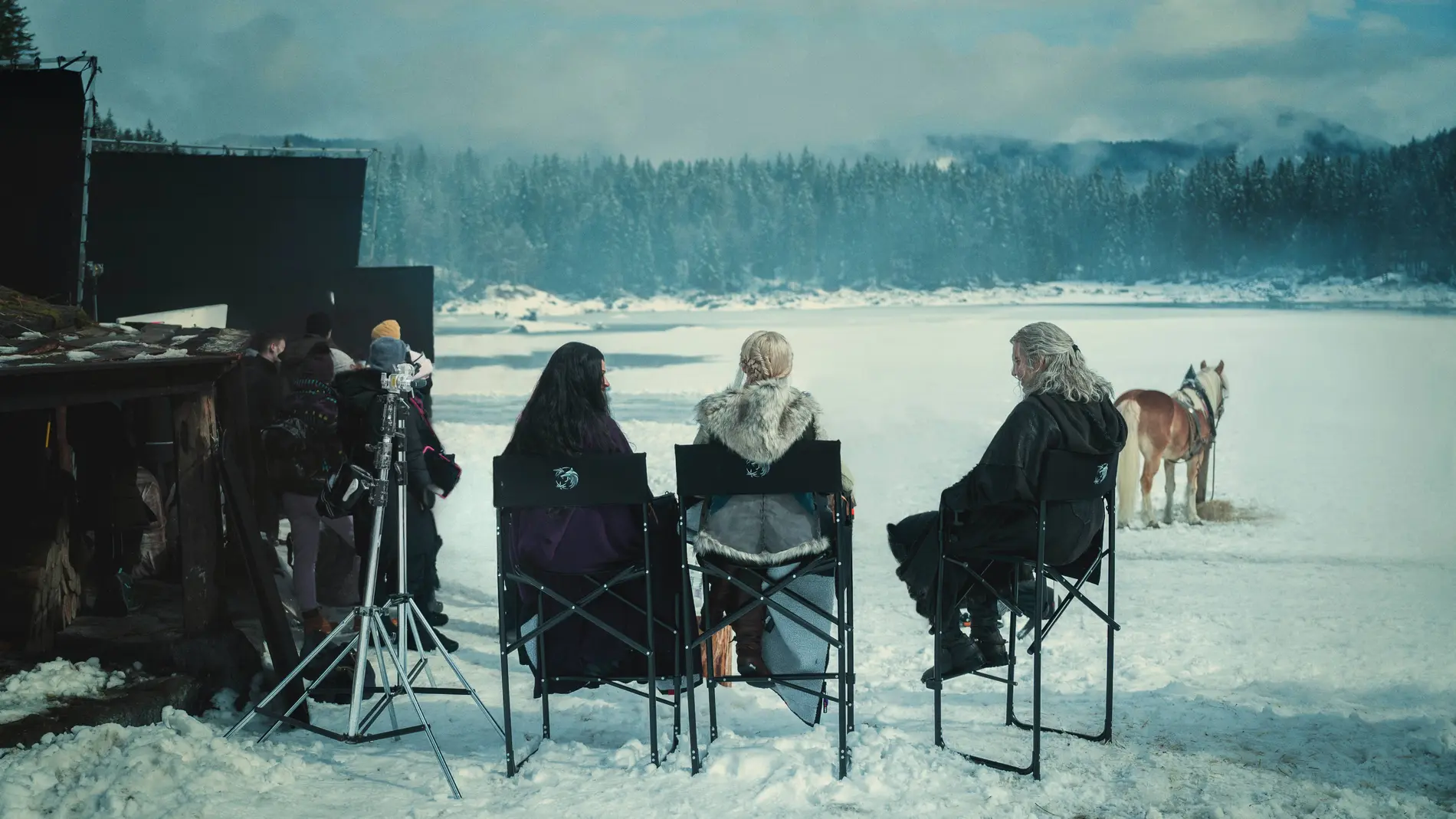 Henry Cavill, Anya Chalotra y Freya Allan durante un descanso en el rodaje de la tercera temporada de &#39;The Witcher&#39;